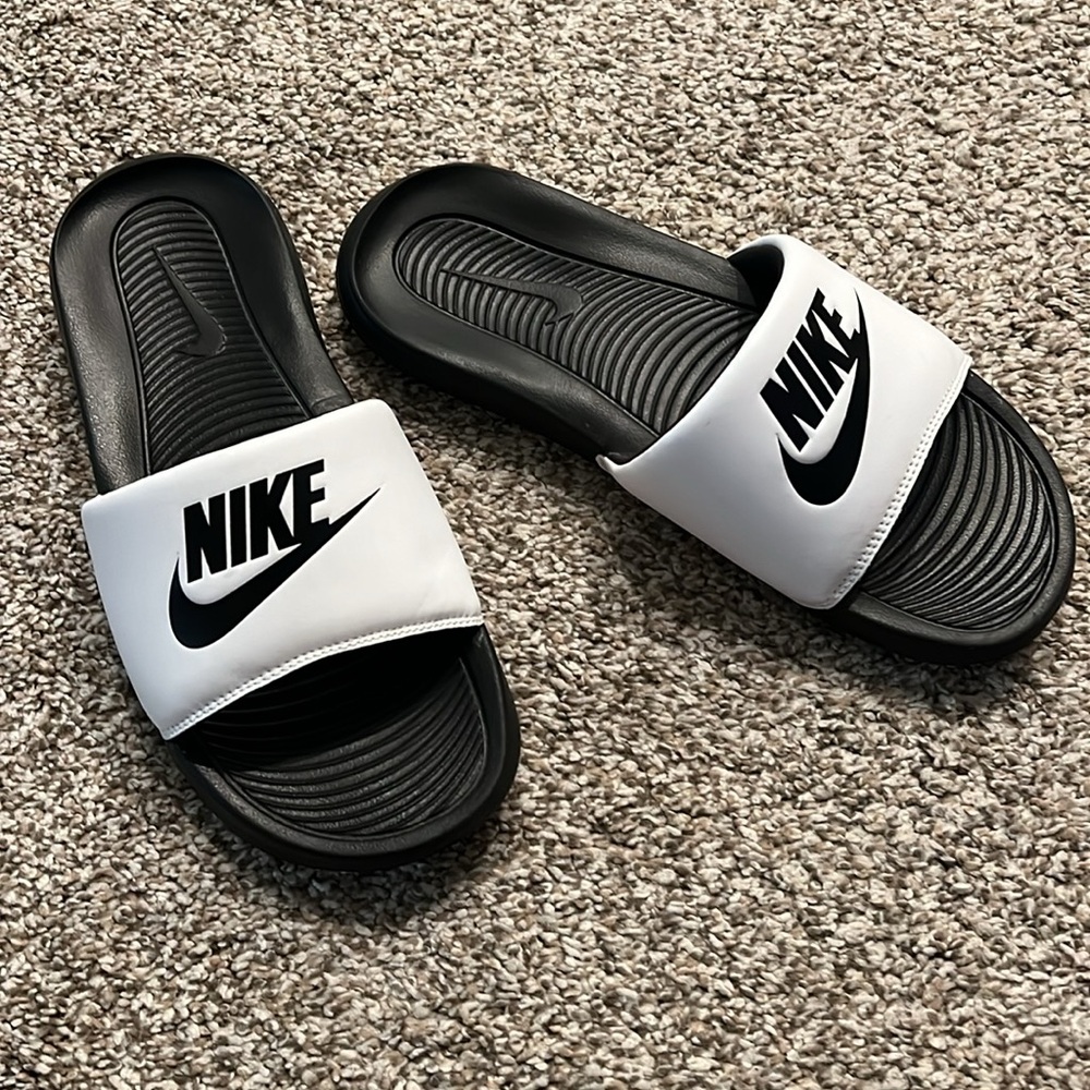 EUC Nike Black & White Slides - Picture 3 of 5